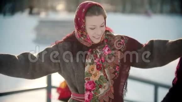 俄罗斯民间传说一个穿着鲜艳披肩的女人正在跳舞视频的预览图