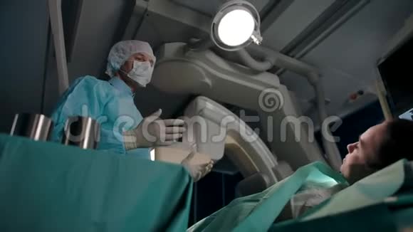 男性外科医生建议手术室女性病人视频的预览图