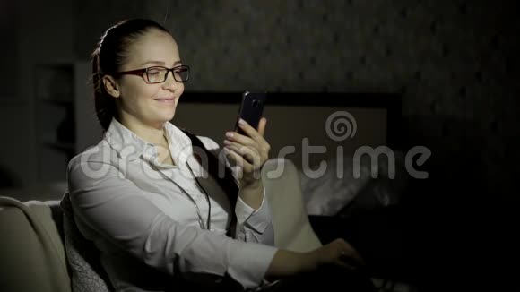 女经理和孩子们在网上视频聊天晚上坐在酒店里视频的预览图