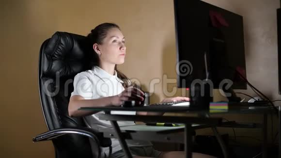 女孩在一张大扶手椅上的电脑上工作系列与一个模型视频的预览图