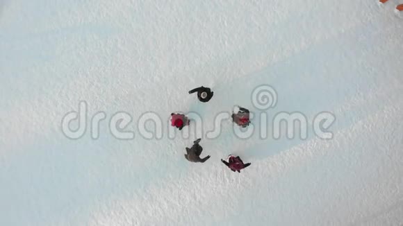 俄罗斯民间传说5个圆圈的俄罗斯人在冬天跳舞视频的预览图