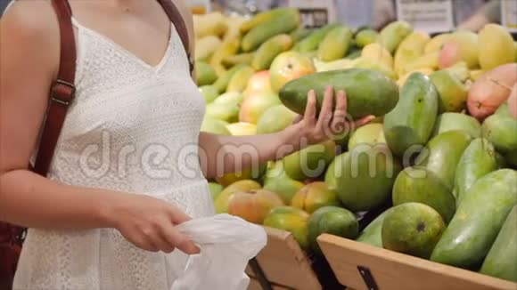 漂亮的年轻女人正在超市里买东西在超市里选择烹饪产品健康视频的预览图