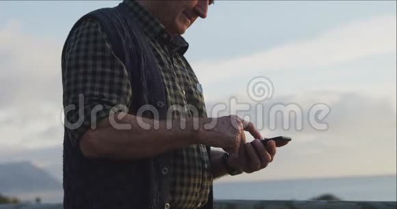 老人用他的手机视频的预览图