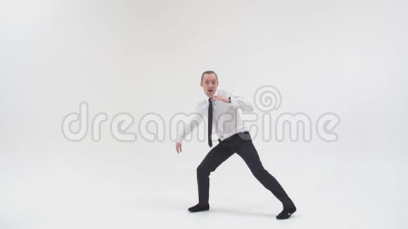 商人跳起来用食指指着远处的白色背景一个男的破坏者视频的预览图