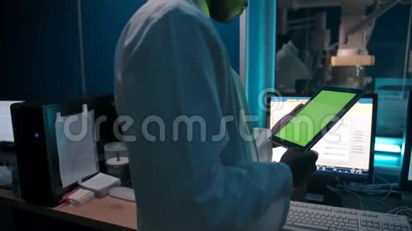 匿名黑人医生从实验室的平板电脑上读取数据视频的预览图