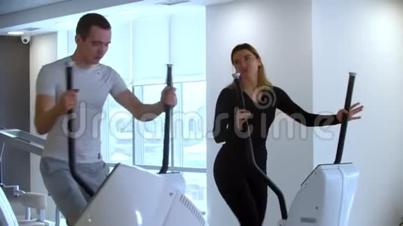 现代健身房一男一女在现代健身房做早操视频的预览图