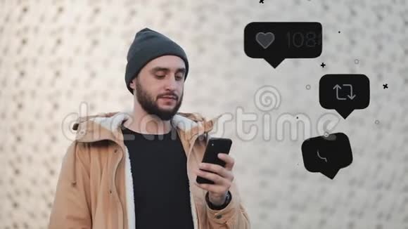 快乐的年轻胡须男用智能手机在购物中心附近的街道上行走带有用户界面的动画视频的预览图