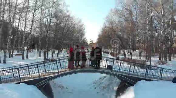 俄罗斯民间传说冬天穿着俄罗斯服装的人们在桥上跳舞视频的预览图