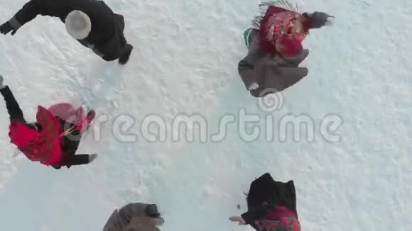 俄罗斯民间传说穿着羊皮大衣的男人和戴着漂亮围巾的女人正在冬季公园的中央跳舞视频的预览图