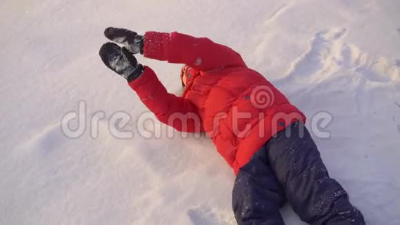 小男孩和他妈妈在雪地里玩耍慢镜头视频的预览图