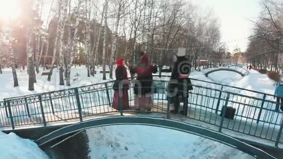 俄罗斯民俗穿着俄罗斯服装的人在桥上跳舞视频的预览图