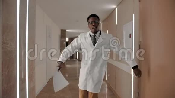 快乐的黑人医生在走廊里跳舞视频的预览图