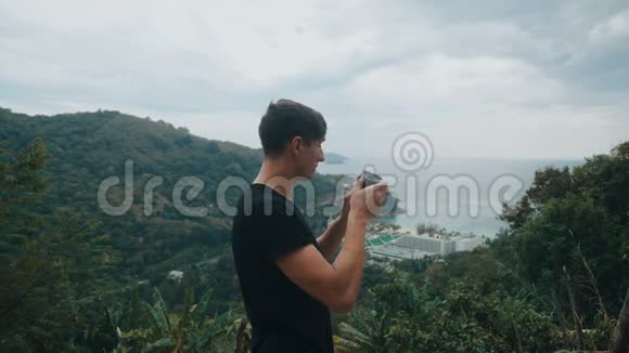 人类旅行者在山上拍摄风景如画的景色专业摄影师旅行者拍照视频的预览图