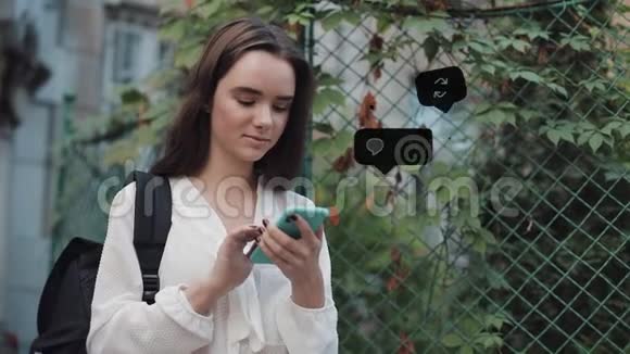 漂亮的女人带着一个袋子用她的现代智能手机在社交网络中聊天带有用户界面的动画视频的预览图