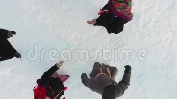 5个圈里的俄罗斯人正在冬天跳舞视频的预览图