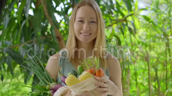 年轻女子把几种蔬菜放在一个可重复使用的袋子里减少塑料污染的概念减少和减少视频的预览图
