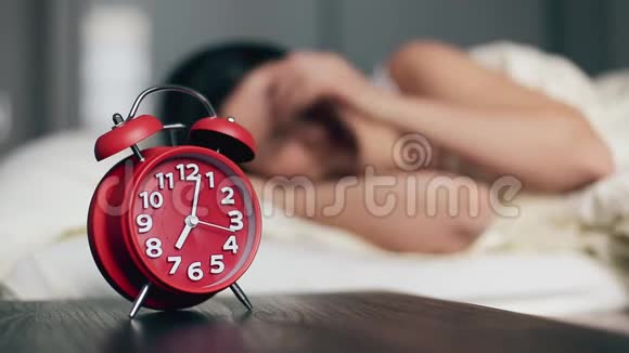 女人醒来关掉闹钟继续睡觉视频的预览图