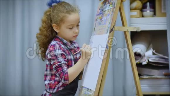 绘画过程在艺术家艺术工作室手工宝贝女孩素描画布视频的预览图