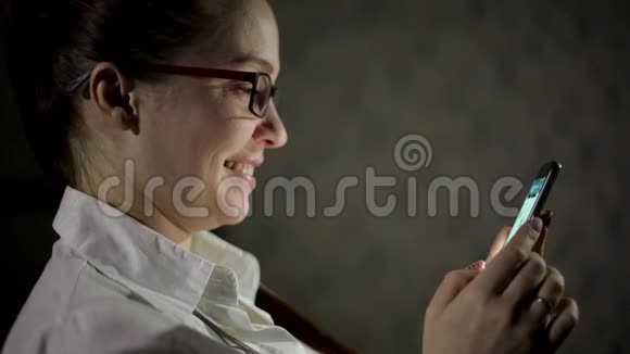 酒店客房内的生活方式女性使用智能手机在社交网络中进行交流视频的预览图