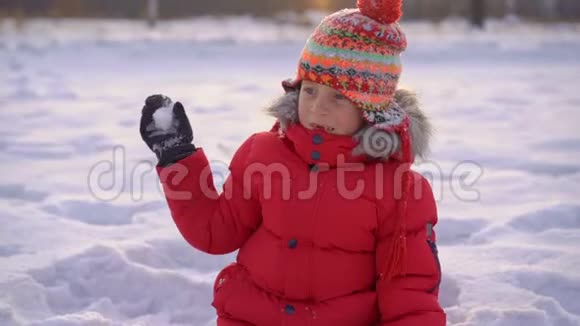 小男孩和他妈妈玩雪球慢镜头视频的预览图