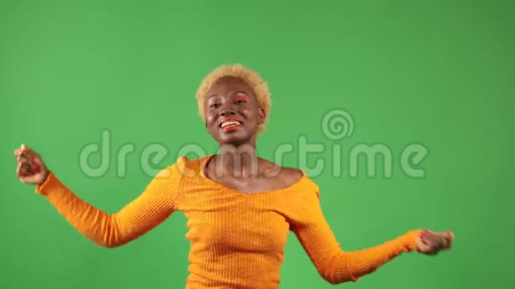 美丽性感的黑人非洲裔美国年轻女性与自然健康的皮肤微笑在一个孤立的背景舞蹈视频的预览图