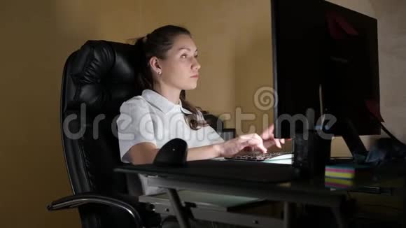 女孩厌倦了长时间的工作在书桌前伸展身体偷偷打哈欠视频的预览图