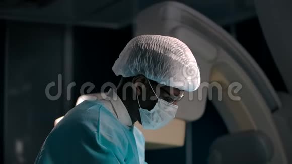 非裔美国外科医生在手术后看摄像机视频的预览图