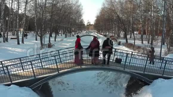 俄罗斯民间传说冬季公园的桥上有五个穿着俄罗斯服装的人在跳舞视频的预览图