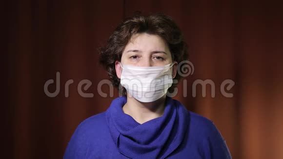高加索妇女在医学蛋白面具铭文2019nCov欧洲冠状病毒爆发恐惧恐惧视频的预览图