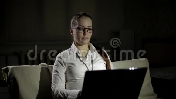 酒店客房内的生活方式女性使用笔记本电脑在社交网络中进行交流视频的预览图
