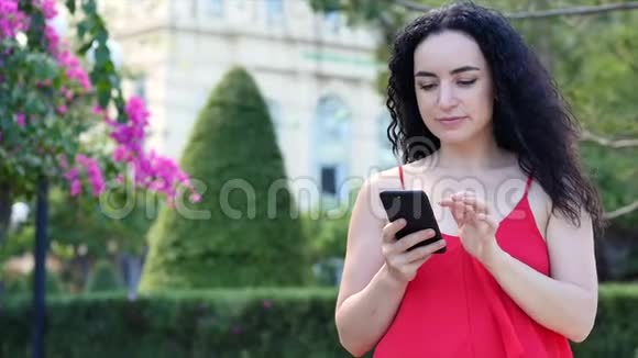 欧洲年轻女孩或女人可爱开朗的女孩布鲁内特在智能手机上打字女人在电话里说话青年视频的预览图
