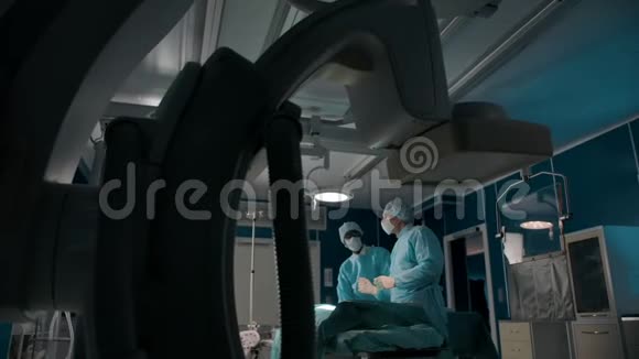 多种族的医生一起做手术视频的预览图