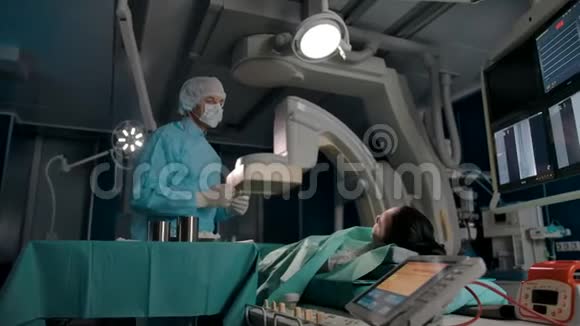 手术室的外科医生和病人视频的预览图