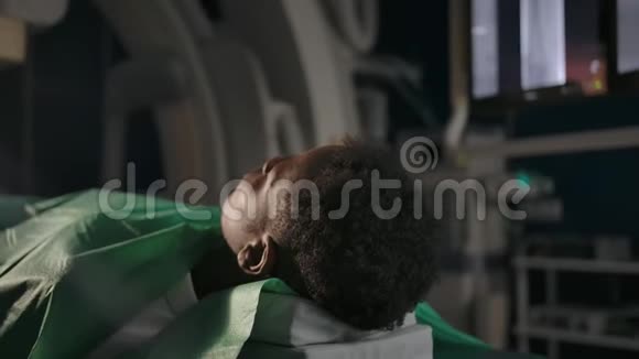 黑人病人在手术中睡觉视频的预览图