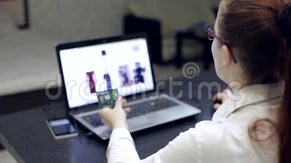 一个女人在网上商店买女人衣服视频的预览图