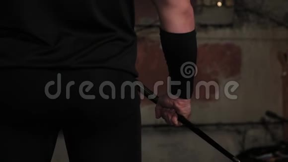 用箭作弓的人的有力的手视频的预览图