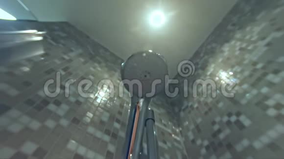 淋浴下有自来水视频的预览图