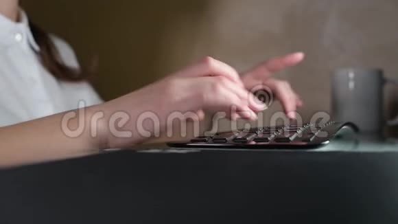 键盘上女孩双手侧视单模型系列视频的预览图