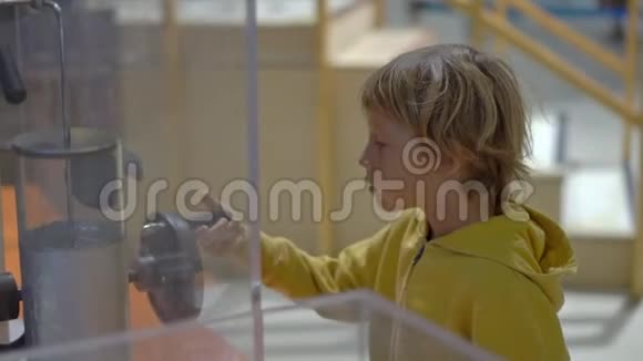 小男孩正在参观一个科学博物馆家庭教育概念视频的预览图