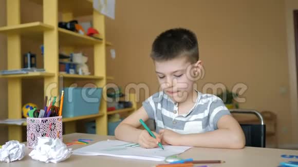家庭教育在隔离期间在家做作业的男孩视频的预览图