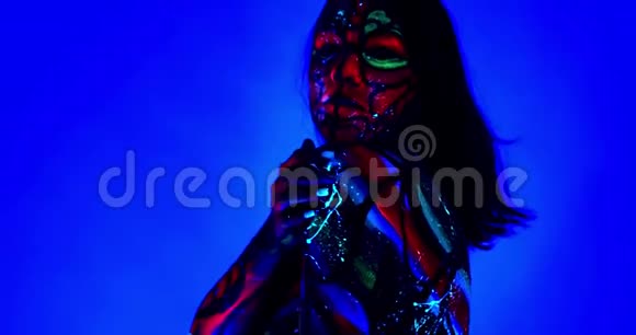 年轻女子的紫外线身体艺术和化妆姿势美丽4k视频的预览图