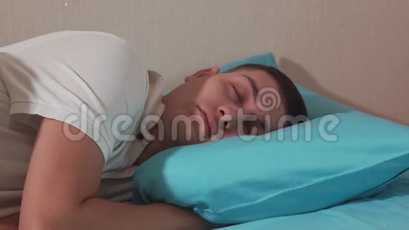 少年睡不着鞭打枕头做噩梦选择性聚焦视频的预览图
