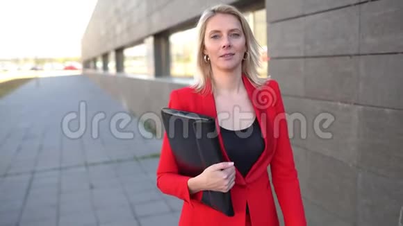 站在办公楼外面的中年女商人视频的预览图