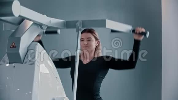 现代健身房一名年轻女子在训练双手视频的预览图