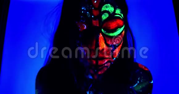 在紫外线照射下4k的年轻女性的化妆和身体艺术视频的预览图