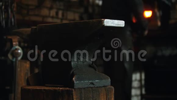 锻造工业一个铁匠把他的仪器放在铁砧上看着摄像机视频的预览图