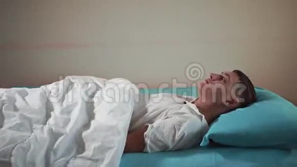 年轻人上床睡觉睡在舒适的床上睡男视频的预览图