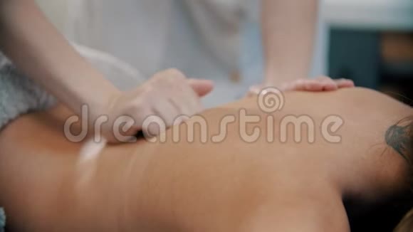 按摩用她的拳头按摩治疗师正在按摩背部视频的预览图