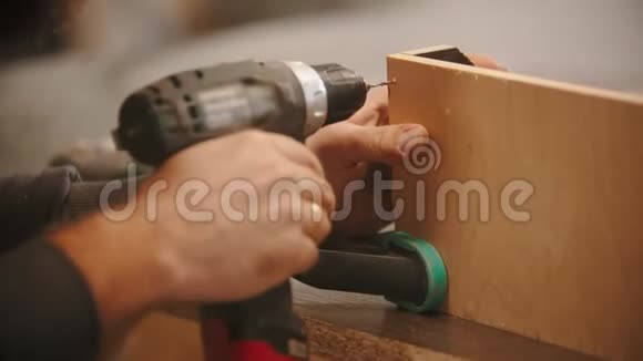 木工工人工人在胶合板上钻孔视频的预览图