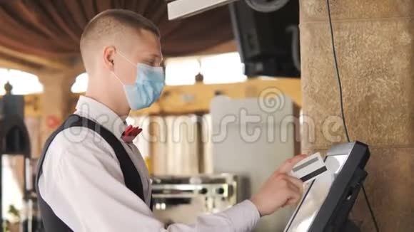 柜台上带钱箱的医生或侍者在酒吧或餐馆工作视频的预览图